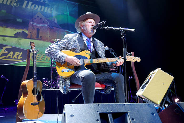 Robert Earl Keen, inwoner van Kerrville, kondigt een uitkeringsconcert aan voor slachtoffers van overstromingen van Hill Country