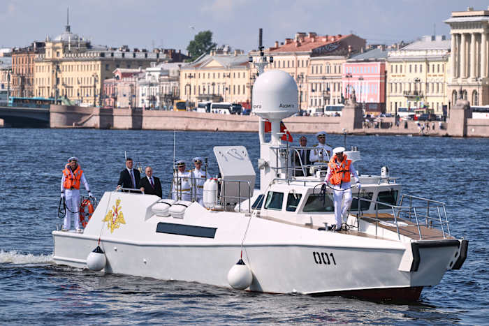 Rusland herschikt de feesten ter ere van zijn marine terwijl Oekraïne meer drone -aanvallen lanceert