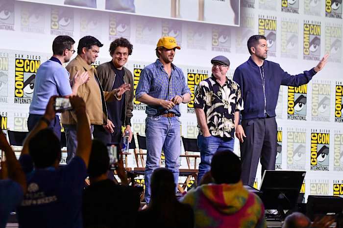 Ryan Gosling en gezichtsloze Alien genaamd Rocky Wow-menigte bij 'Project Hail Mary' Comic-Con Panel