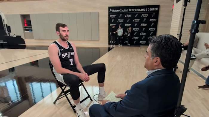 San Antonio Spurs ondertekent het centrum van Luke Kornet officieel voor de deal van 4 jaar