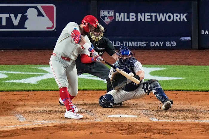 Schwarber, Realmuto Power Phillies tot 12-5 overwinning, die Yankees 5 1/2 spellen terug van Blue Jays laat vallen