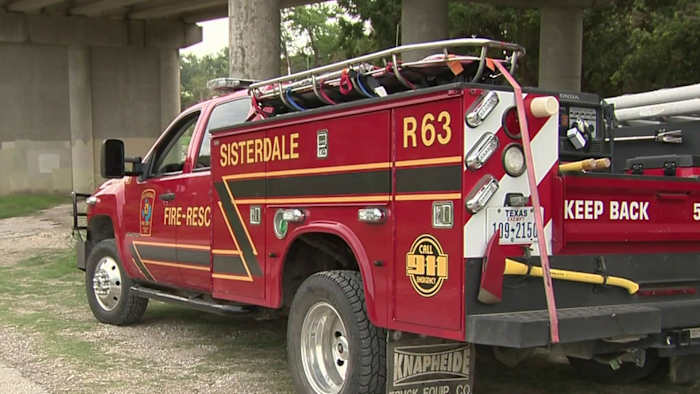 Sisterdale Vrijwilligersbrandweerlieden gaan vooruit na historische overstromingen