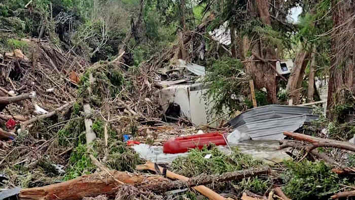 Sommige gemeenschapszoekinspanningen in comfort, Center Point pauzeerde na de overstromingsdreiging van zondag