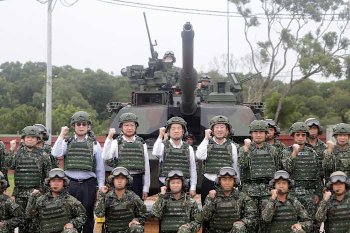 Taiwan's president kijkt live-fire oefeningen met nieuwe Amerikaanse tanks