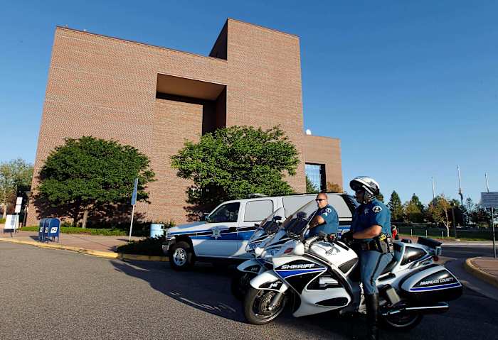 Tandarts in Colorado beschuldigd van het vergiftigen van de eiwitshakes van zijn vrouw die op het proces staat voor moord