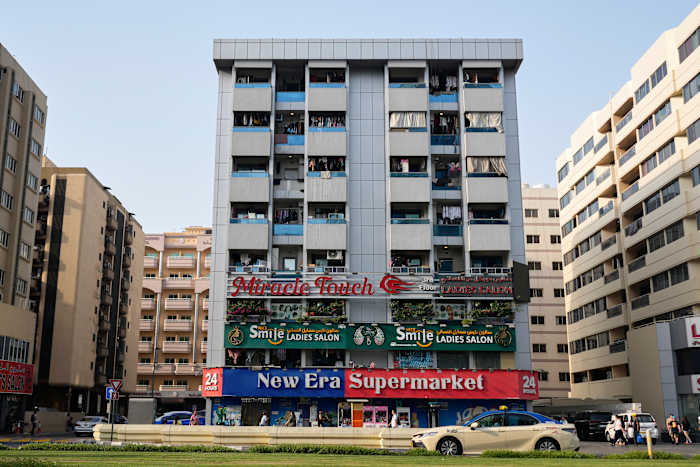 Terwijl Dubai opvolgt in drukke met jerry-rigged appartementen, kunnen migrerende werknemers nergens anders heen