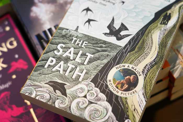 'The Salt Path:' een boek dat de harten van miljoenen vastlegde, maar nu verstrikt in controverse