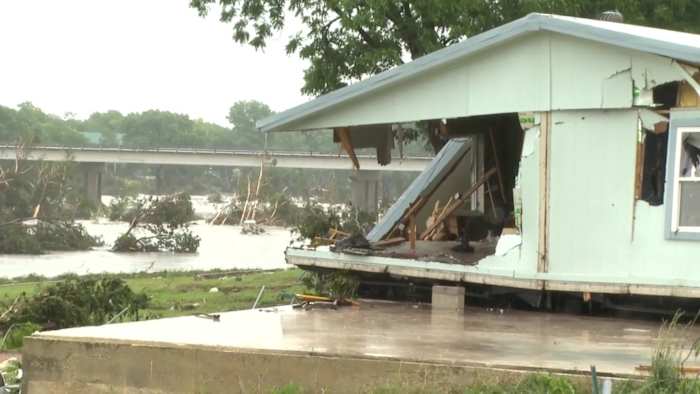 Thuis weggevaagd door Guadalupe River Flood, buren niet zeker of familie overleefde