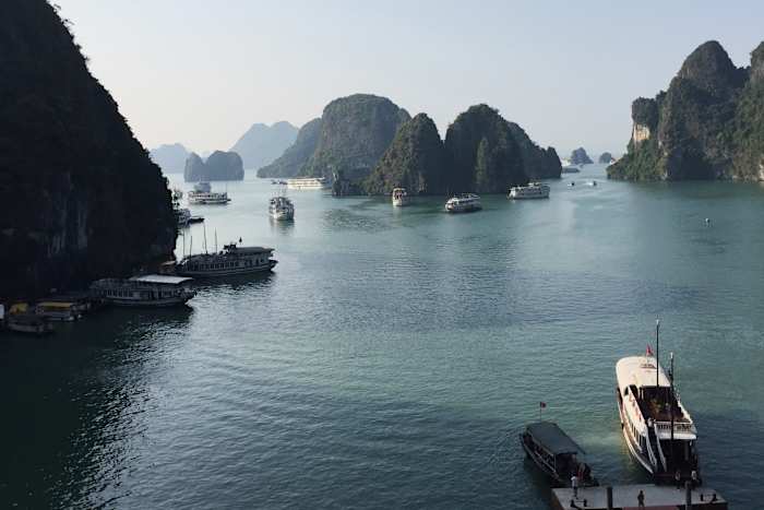 Toeristische boot capsiseert tijdens een onweersbui in Vietnam, waardoor 34 doden achterblijven. 8 mensen blijven vermist