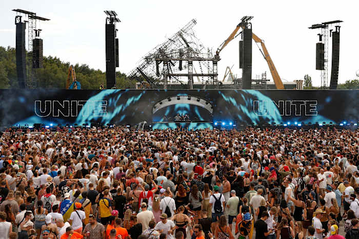 Tomorrowland Music Festival opent nadat het hoofdpodium werd vernietigd door een enorm vuur
