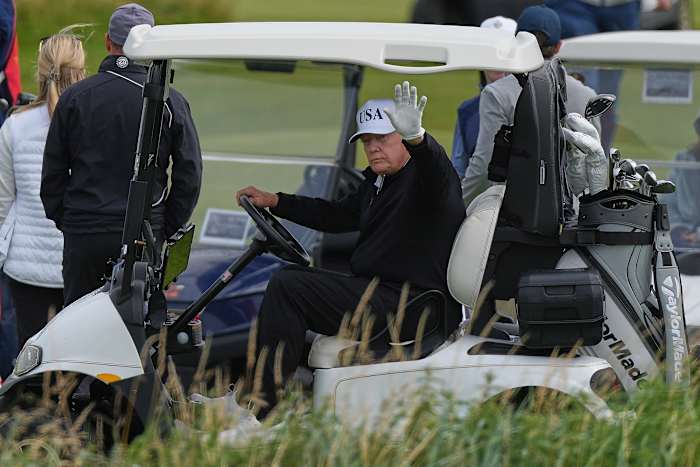 Trump speelt golf in Schotland terwijl demonstranten de straat op gaan en zijn bezoek ontkennen