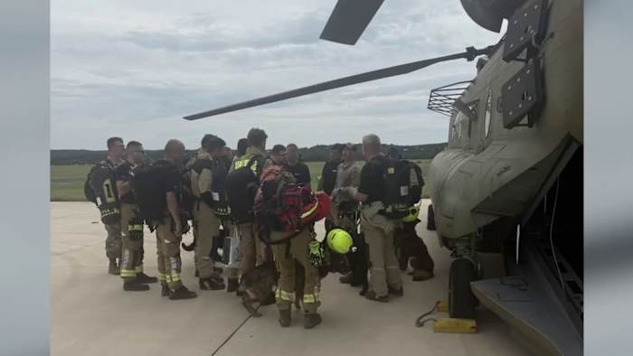Tsjechische brandweerlieden helpen bij het zoeken naar zoek- en reddingsinspanningen na overstromingen van Hill Country