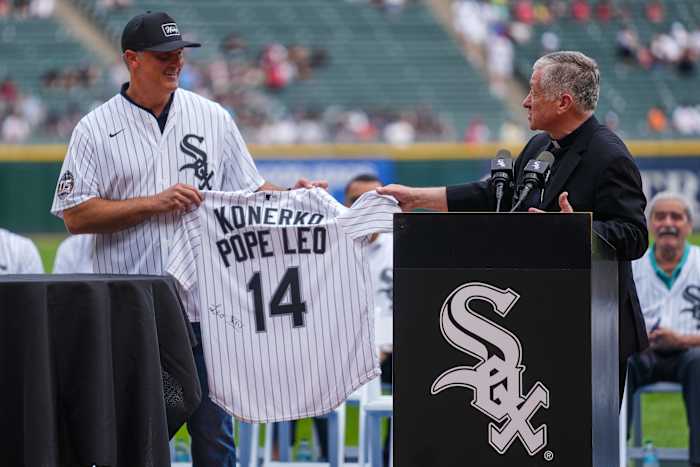 Van de ene 14 tot de andere, White Sox Great Konerko krijgt geschenk van paus Leo XIV ter ere van 2005 titel