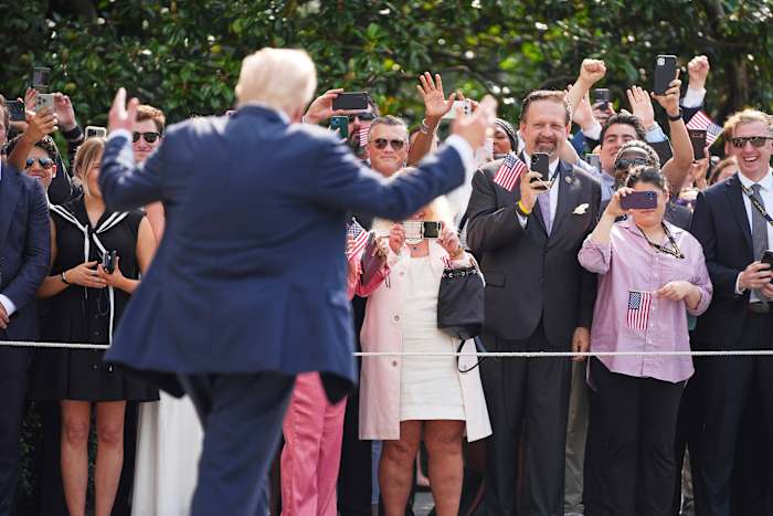 Van tarieven tot universiteiten, de onderhandelingsstijl van Trump is vaak minder deal en meer dwang