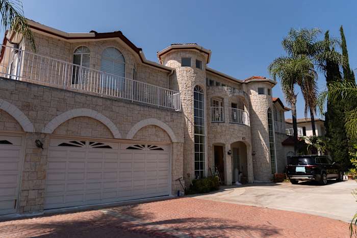 Vragen over draagmoederschap worden opgeroepen in het geval van California Couple met huis met kinderen