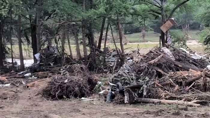 Vrijwilligers, bewoners beschrijven reddingsinspanningen terwijl ze het overstromingsherstel van Hill Country Country helpen