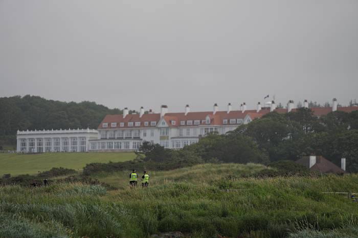 'Waarom betaalt hij niet?' Trump's golfbezoek aan kosten van Schotse belastingbetalers