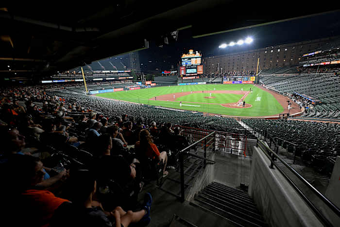Waarom bleven de Orioles en Rockies spelen nadat fans stoelen hebben geëvacueerd?