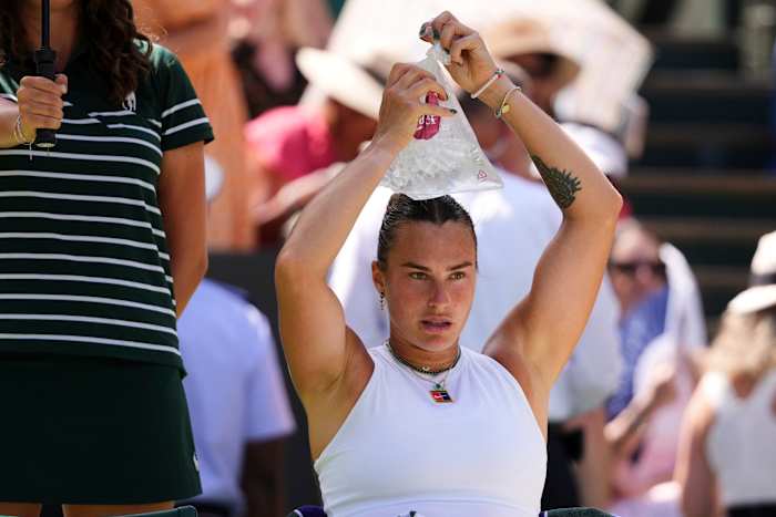 Warmte keert terug naar Wimbledon, terwijl Aryna Sabalenka water en ijspak aan fans in het midden van de rechtbank aanbiedt