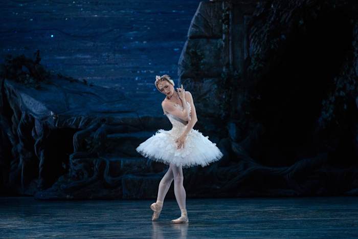 Wat doet men op hun laatste dag als ballerina? Gillian Murphy springt van een klif (gracieus)