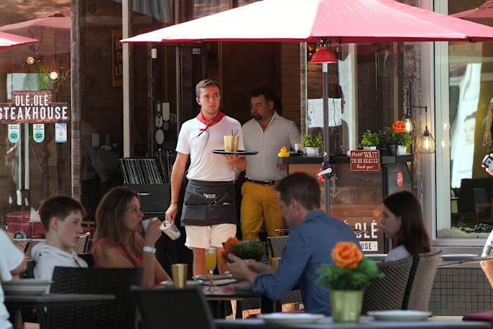 Wat te weten - en wat nog niet bekend is - over ons belastingaftrek voor tips en overuren betalen