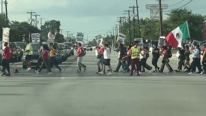'We zijn niet bang': bewoners van South Side protesteren tegen massale deportaties, immigratie -invallen
