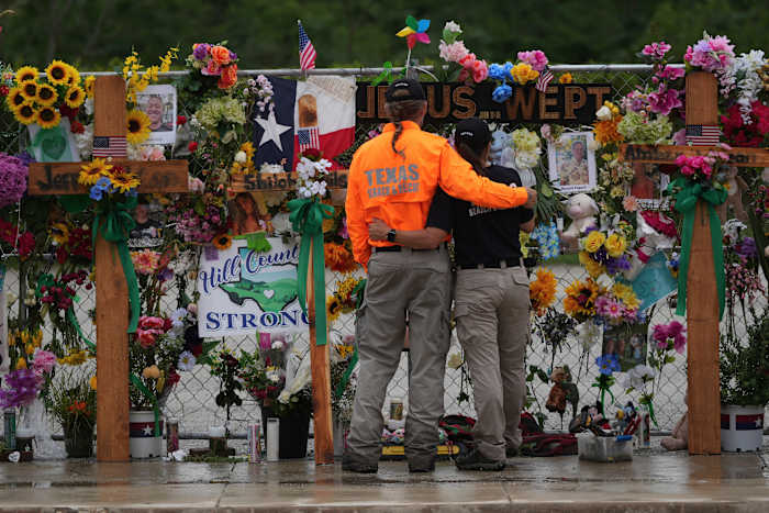 Wetgevers in Texas beginnen met beoordeling van catastrofale overstromingen die minstens 135 hebben gedood