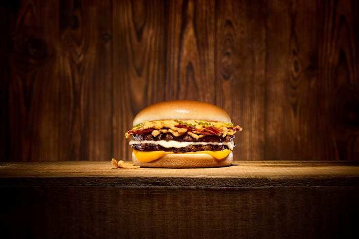 Whataburger introduceert Bacon Wrangler Double Burger beschikbaar voor beperkte tijd