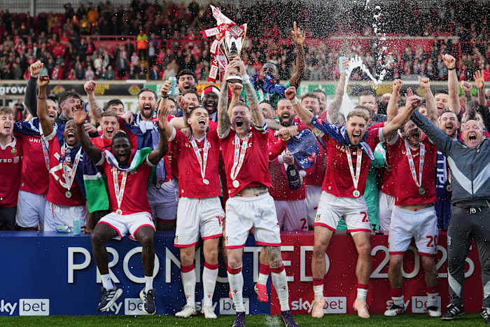 Wrexham landt onder voor het voorseizoen tour en verwelkomd als een 'hot ticket' in wereldvoetbal