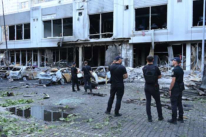 Zelenskyy Renews -aanbod om Poetin te ontmoeten, omdat ambtenaren zeggen dat Russische aanvallen een kind in Oekraïne doden