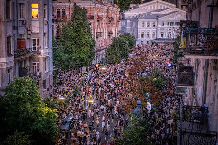 Zelenskyy van Oekraïne belooft waarborgen na straatprotesten over een nieuwe anti-corruptiewet