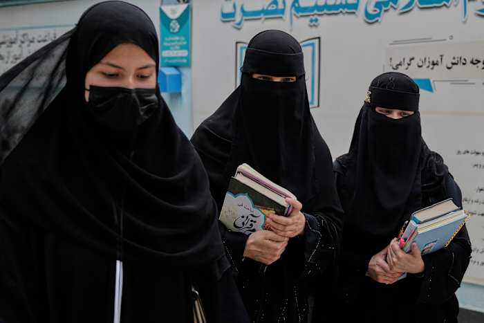 Zonder toegang tot onderwijs na het 6e leerjaar wenden meisjes in Afghanistan zich tot religieuze scholen