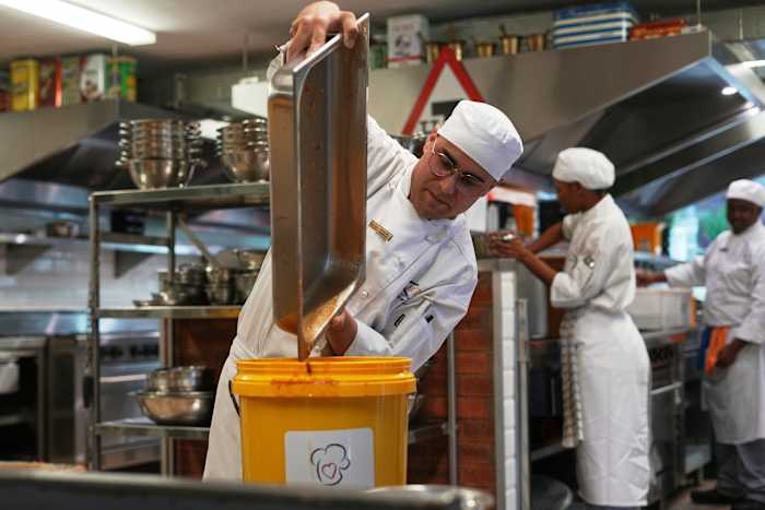 Zuid -Afrikaanse koks bundelen hun krachten om 67.000 liter soep te maken om honger te vechten op Mandela Day