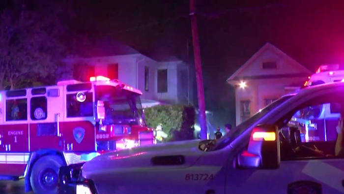 1 gearresteerd na brand in East Side Home, zegt SAPD