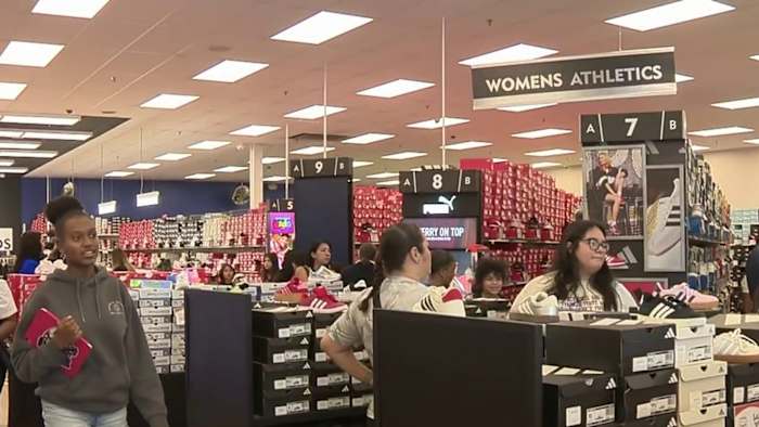 100 kinderen in nood komen een nieuw schooljaar tegen met een gratis paar schoenen