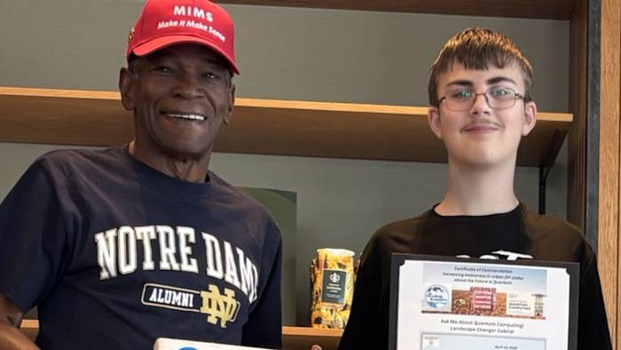 15-jarige afgestudeerden Saisd High School vroeg, crediteert lokale gratis programma's