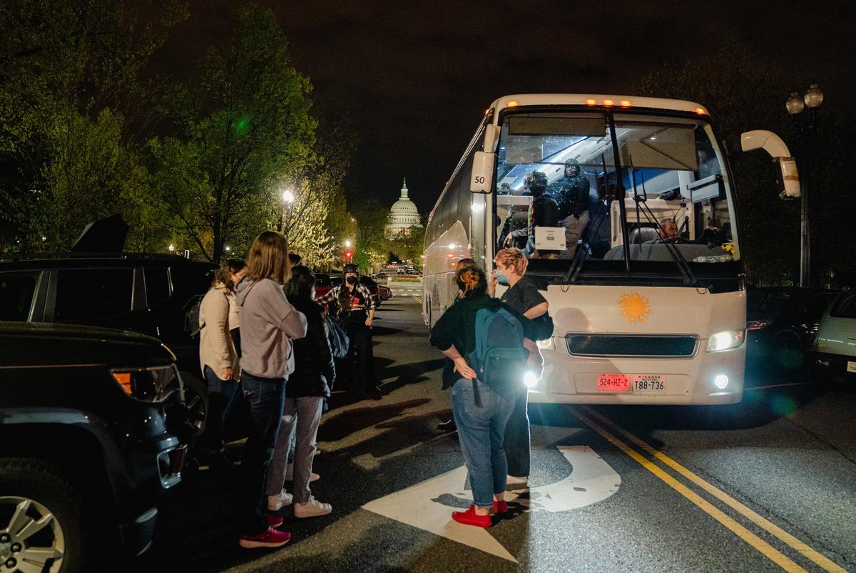 Union Station, Washington, activisten in de rij staan voor escort, omdat twee migrantenbussen in de buurt van Union Station aankomen als onderdeel van het nieuwe plan van Gov. Greg Abbott in reactie op het einde van de titel 42, een pandemische Emergency Health Order tot die immigratie-autoriteiten bij de grens konden weigeren toegang tot migranten in Washington, DC, donderdag 21 april, 2022.
