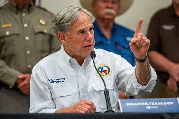 Rijdend op politieke overwinningen, een eens beperkte regering Greg Abbott is steeds meer stoomrolling vijanden