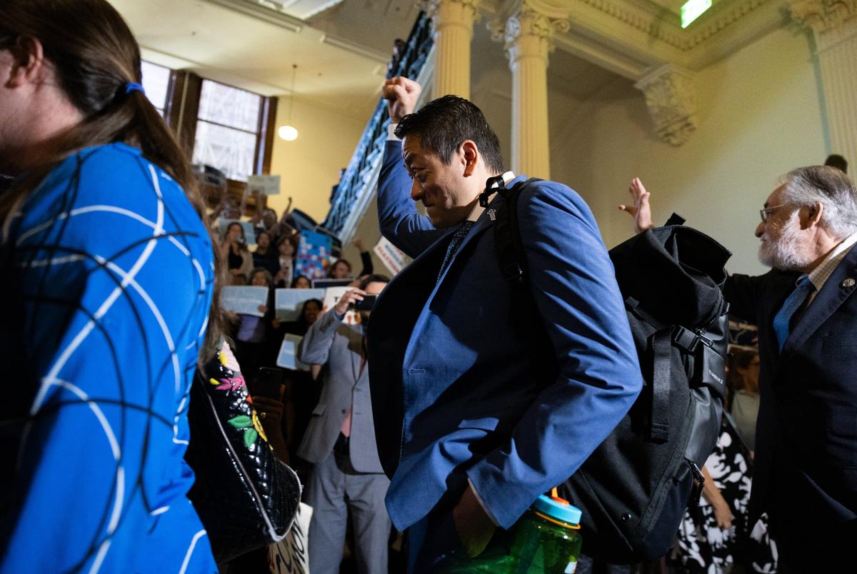 Rep. Gene Wu, D-Houston, loopt het huis in Texas binnen op 18 augustus 2025. Wu leidde de Democraten in Chicago, waar ze vochten om herverdeling in Texas te voorkomen.