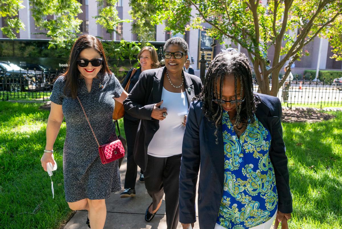Texas Democraten Rep. Ana Hernandez, D-Houston, Toni Rose, D-Dallas en Sheryl Cole, D-Austin, R, stap uit een charterbus vanaf de luchthaven van Austin buiten het State Archives Building aan de oostkant van het Texas Capitol na hun terugkeer naar Austin na een quorum van twee weken.