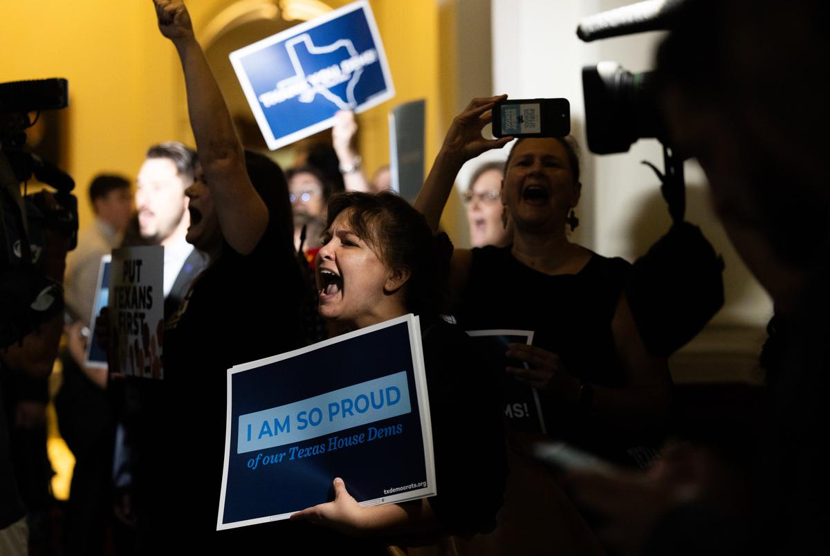 Een menigte juicht terwijl vertegenwoordigers het Texas -huis binnenlopen op 18 augustus 2025. Texas Democraten verlieten de staat om herverdeling op nationaal niveau te bestrijden en na twee weken terug te keren.