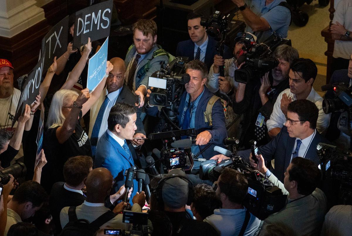 Democratische Caucus-voorzitter Staat Rep. Gene Wu, D-Houston, heeft een persconferentie, aangezien de meeste Democratische leden van het Tweede Kamer terugkeren voor de tweederangs speciale zitting van de 89e wetgevende macht van Texas. Gov. Greg Abbott van Texas bedreigde afwezige leden met arrestatie en boetes in de eerste speciale sessie die vorige week werd afgesloten.