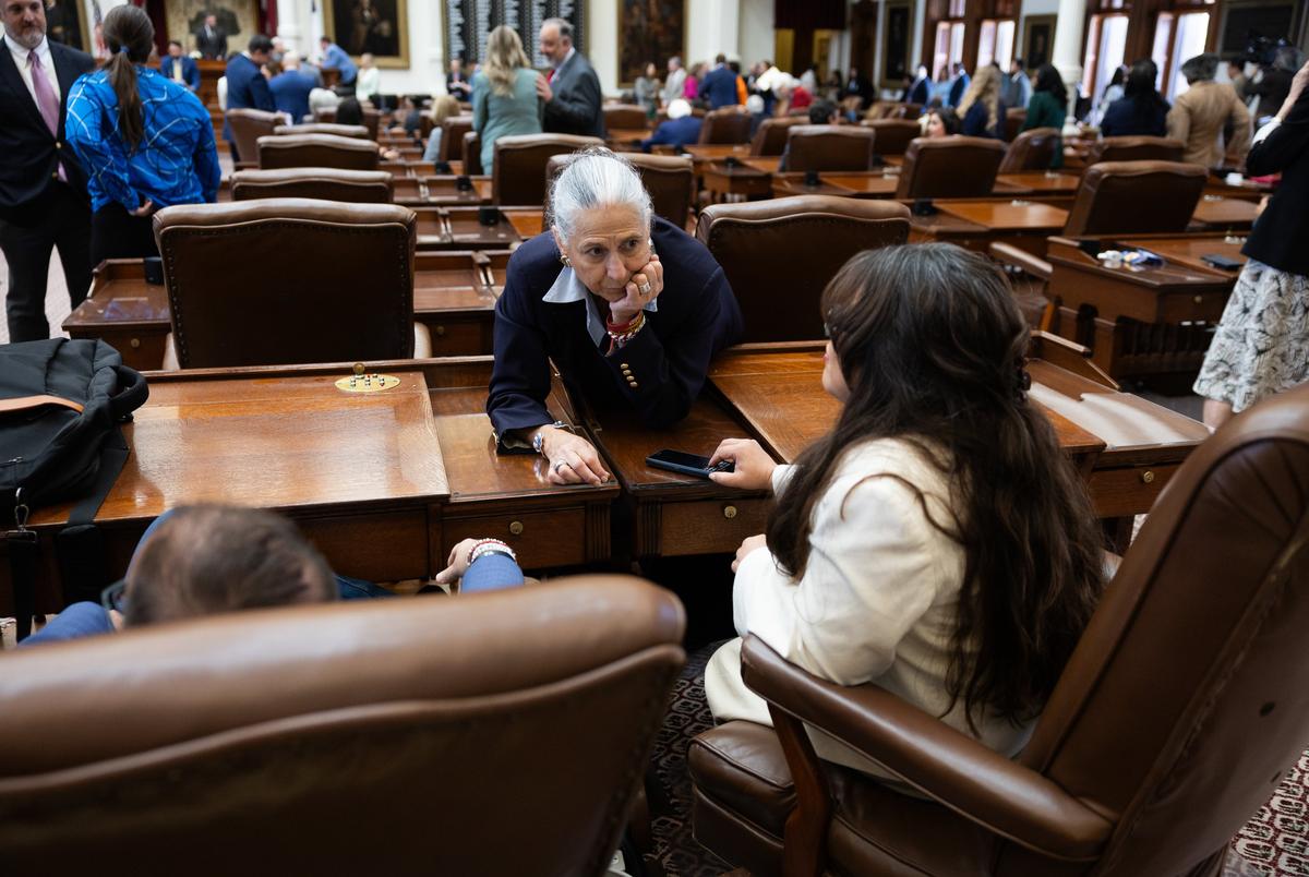 Rep. Lulu Flores, D-Austin, spreekt met vertegenwoordigers Joe Moody, D-El Paso en Rep. Mary E. González, D-Clint, op de vloer van het Texas House op 18 augustus 2025.