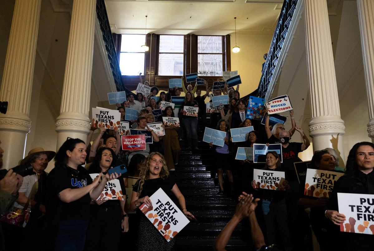 Een menigte juicht terwijl vertegenwoordigers het Texas -huis binnenlopen op 18 augustus 2025. Texas Democraten verlieten de staat om de herverdeling op nationaal niveau te bestrijden en na twee weken terug te keren om het werk in de staat te hervatten.