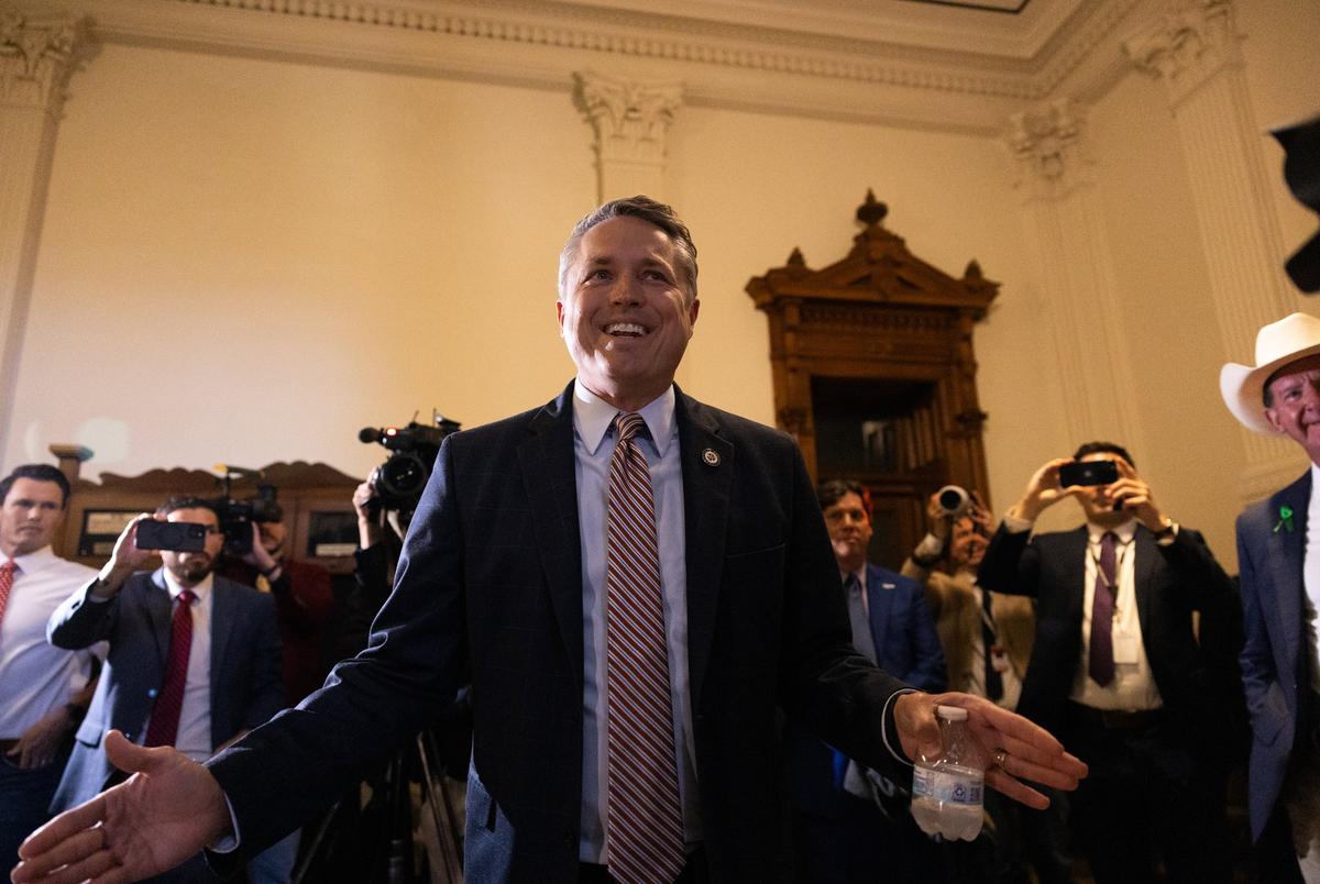 Rep. Brian Harrison, R-Midlothian, spreekt tot een menigte verzameld buiten het huis in Texas op 18 augustus 2025. Harrison vertelde de menigte dat ze in de verkeerde stad waren voor de actie die ze wilden gebeuren.