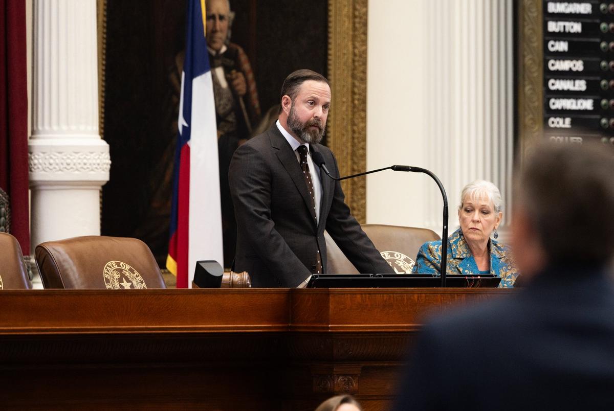 Huisspreker Dustin Burrows, R-Lubbock, spreekt op de vloer van het Texas House op 18 augustus 2025, twee weken nadat Democraten tijdens het midden van de speciale sessie wegliepen.