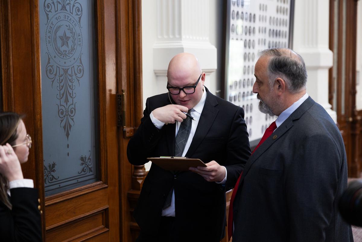 Een huismedewerker controleert namen van vertegenwoordigers die proberen de huisvloer te verlaten op 18 augustus 2025. Leden die afwezig waren en warrants niet mochten vertrekken vanaf de hoofddeur en moesten naar DPS -voogdij vertrekken.