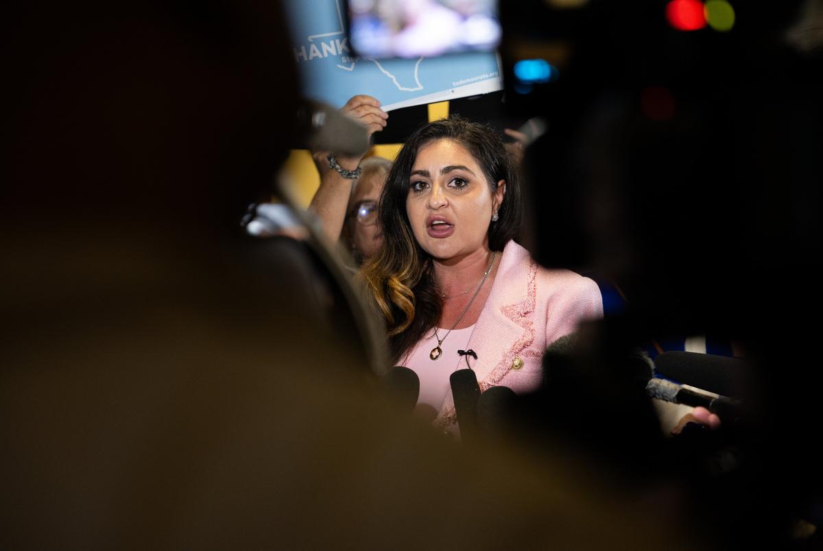 Rep. Mihaela Plesa, D-Dallas, spreekt met pers buiten het Texas House op 18 augustus 2025. Plesa, de vice-voorzitter van de Democratische Caucus, sprak over bedreigingen en aanvallen die de Democraten hadden ontvangen.