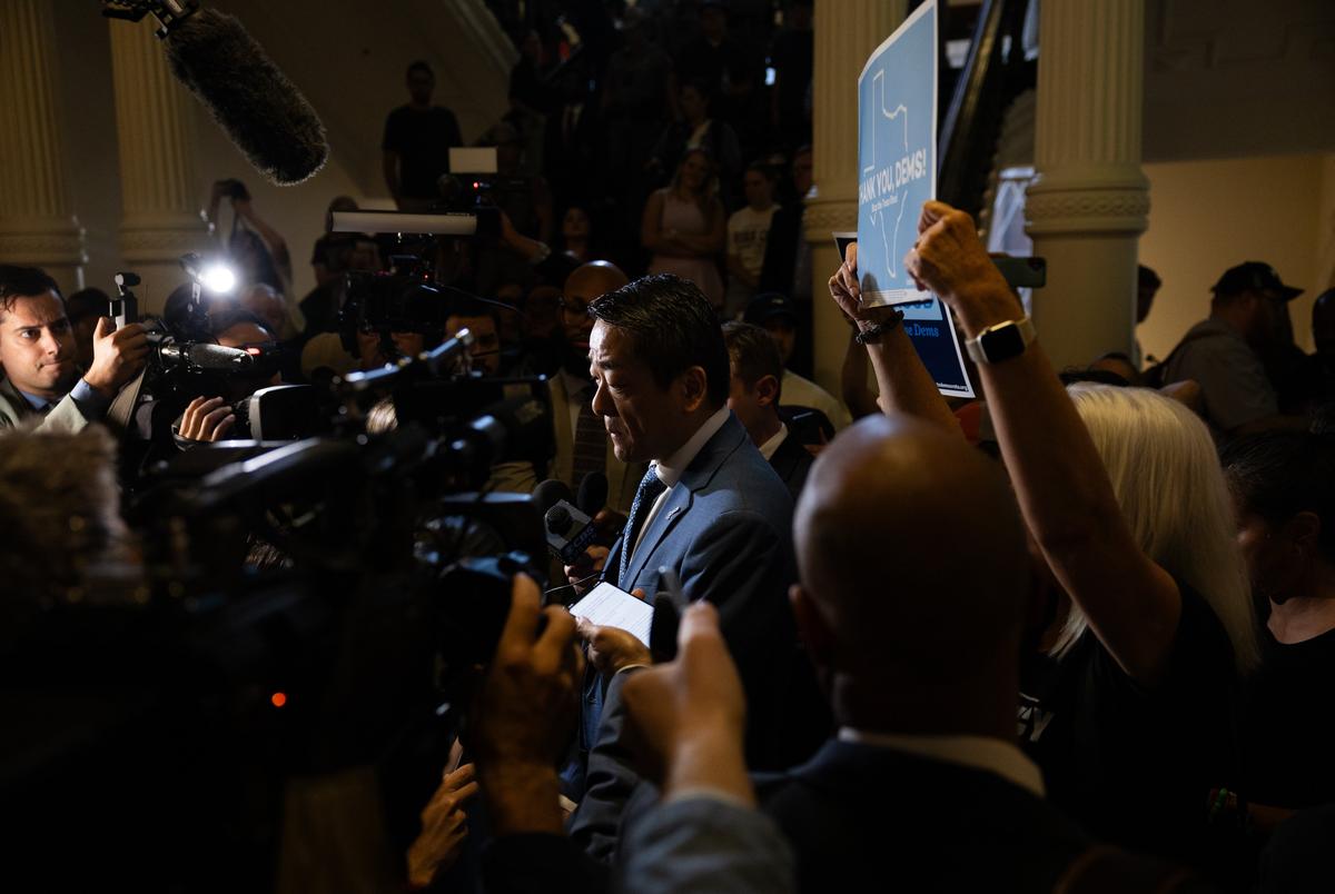 Rep. Gene Wu, D-Houston, spreekt met pers buiten het Texas House op 18 augustus 2025. Wu leidde de Democraten in Chicago, waar ze vochten om herverdeling in Texas te voorkomen.