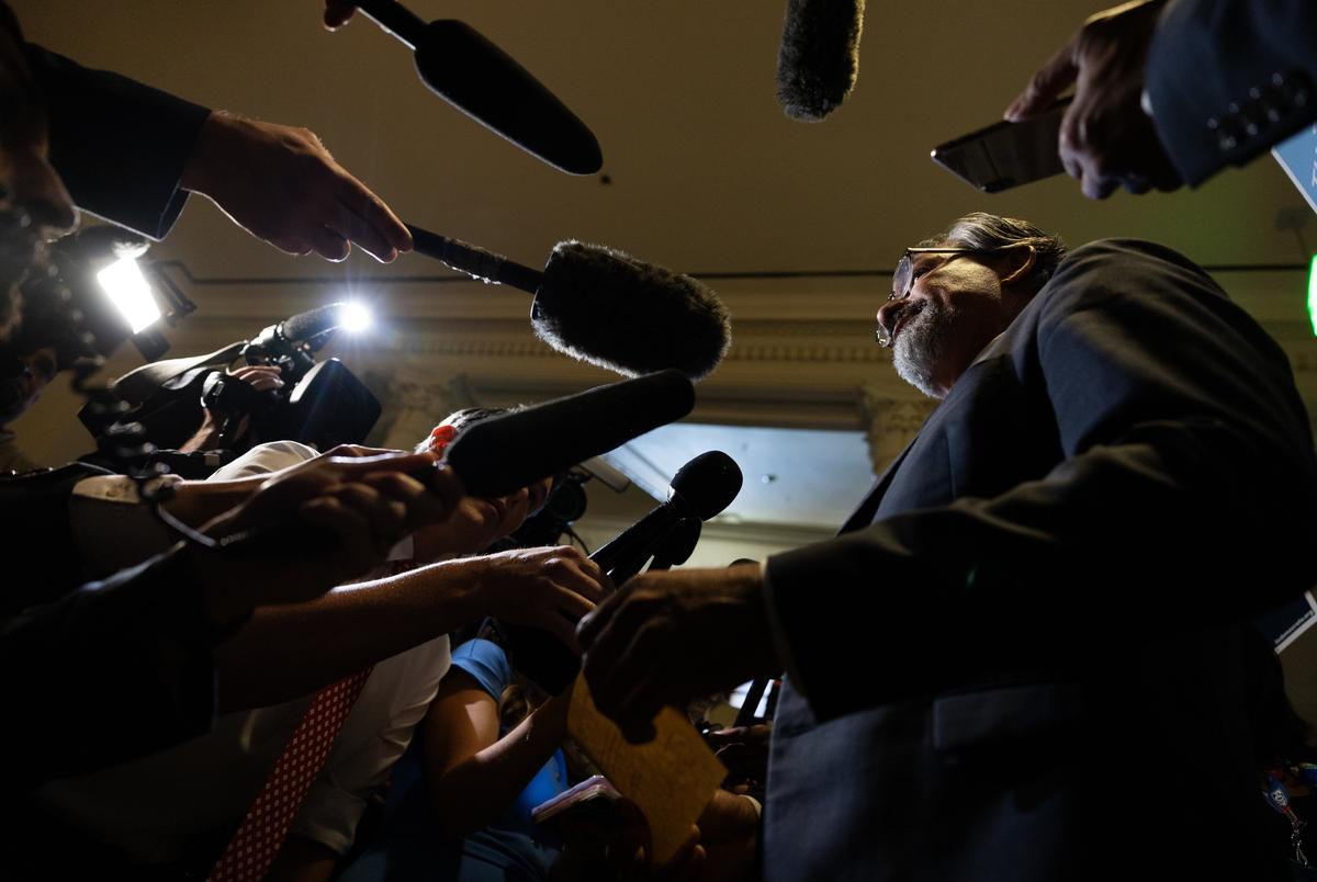 Rep. Ramon Romero Jr., D-Fort Worth, spreekt met pers buiten het Texas House op 18 augustus 2025. Texas Democraten verlieten de staat om de herverdeling op nationaal niveau te bestrijden en na twee weken terug te keren om het werk in de staat te hervatten.